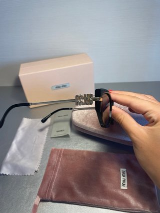 Gafas de Sol Miu Miu Negras y Doradas