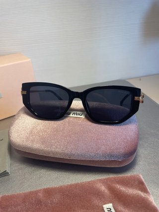 Gafas de Sol Miu Miu Negras y Doradas
