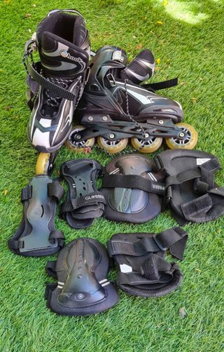 Patines en línea negros y plateados