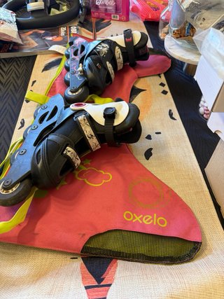 Patines en línea negros y blancos rosa