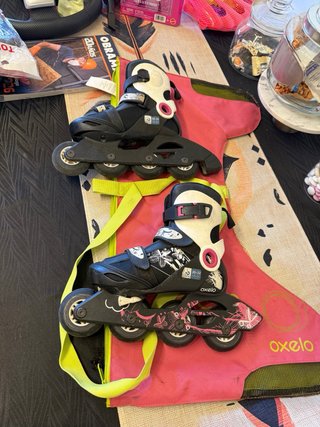 Patines en línea negros y blancos rosa