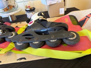 Patines en línea negros y blancos rosa