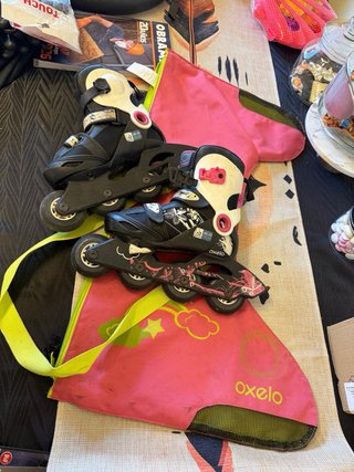 Patines en línea negros y blancos rosa