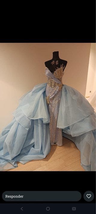 Vestido de fiesta azul y plateado