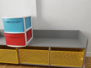 Cama infantil con diseño de casa y cajoneras.