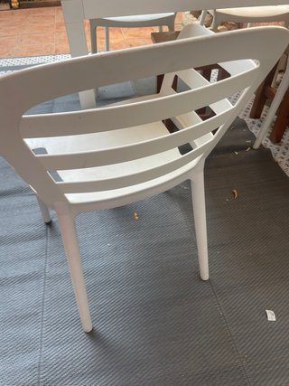 Mesa de jardín blanca y 4 sillas de madera