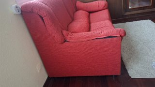 Sofá de 2 plazas rojo. 150cm x 97cm de profundidad