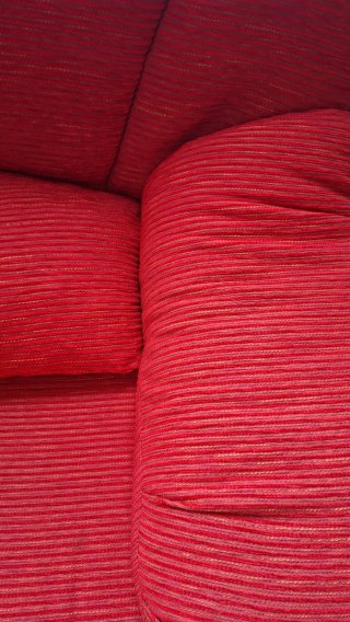 Sofá de 2 plazas rojo. 150cm x 97cm de profundidad