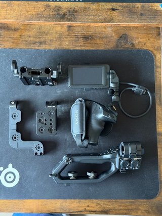 Sony FX6 + Tilta Cage con V-Mount