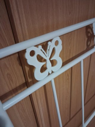 Cabecero de forja blanco con mariposas