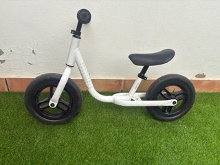 Bicicleta de equilibrio infantil blanca