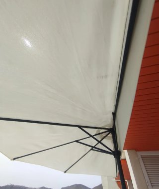 Sombrilla de terraza beige y negra