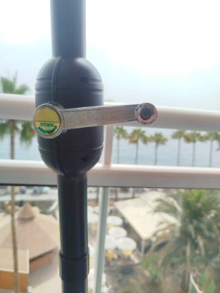Sombrilla de terraza beige y negra