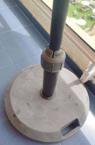 Sombrilla de terraza beige y negra