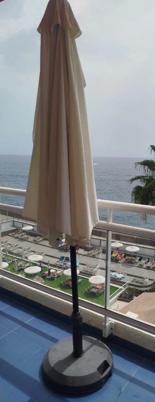 Sombrilla de terraza beige y negra