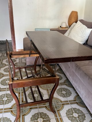 Mesa de salón de madera oscura