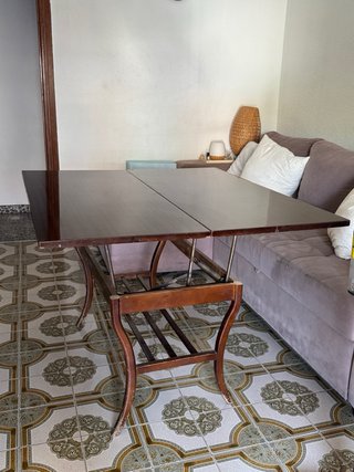Mesa de salón de madera oscura