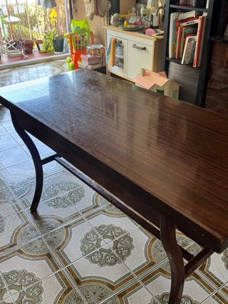 Mesa de salón de madera oscura