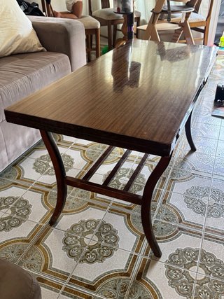 Mesa de salón de madera oscura