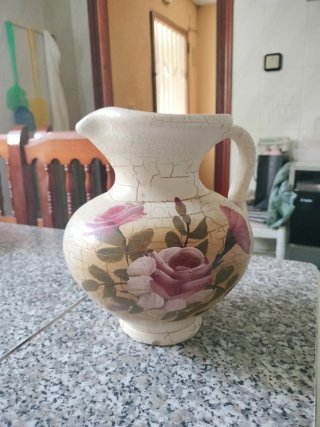 Jarrón de cerámica con rosas