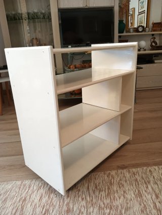 Mueble auxiliar blanco con ruedas
