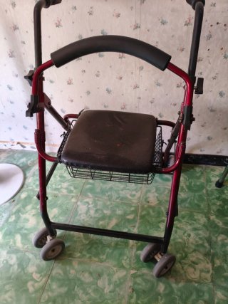 Andador con asiento y cesta