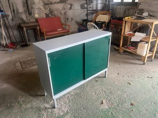 Cómoda gris y verde con puerta corredera