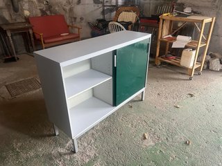 Cómoda gris y verde con puerta corredera