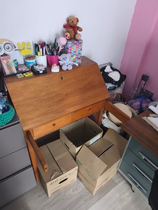 Escritorio de madera con compartimentos
