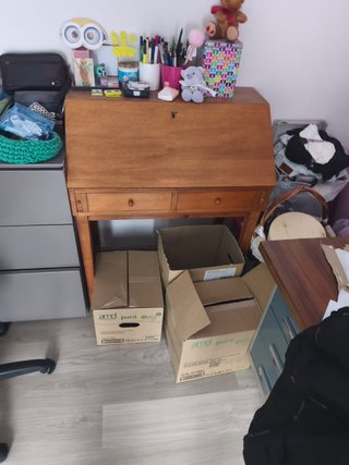 Escritorio de madera con compartimentos