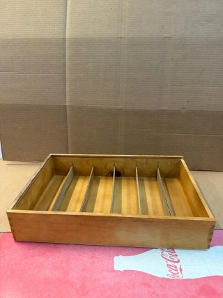 Caja de madera plana con separadores