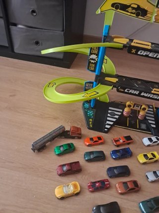 Rampa de garaje para coches de juguete con coches