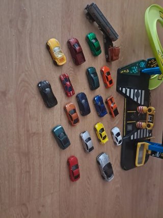 Rampa de garaje para coches de juguete con coches