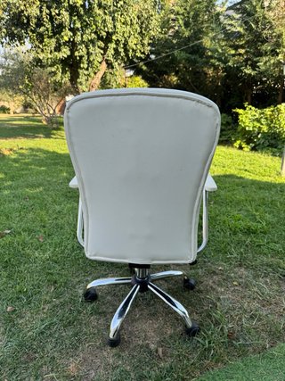 Silla de oficina giratoria blanca