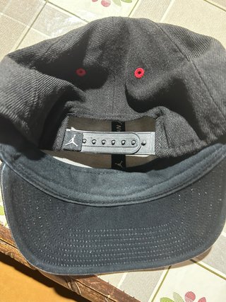 Gorra Jordan Negra con Logo Rojo