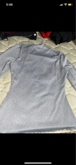 Camiseta gris canalé acampanada