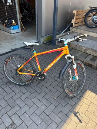 Bicicleta Montaña Naranja y Blanca