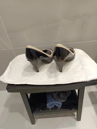 Zapatos negros y beige