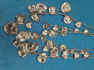3 collares y pendientes dorados