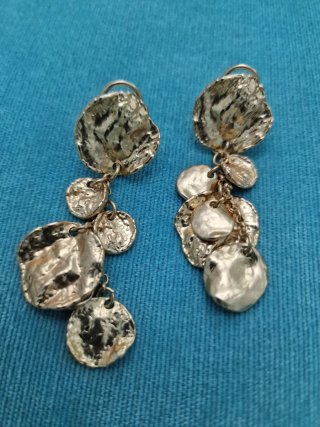 3 collares y pendientes dorados