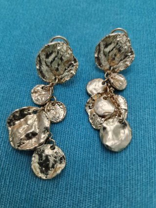 3 collares y pendientes dorados