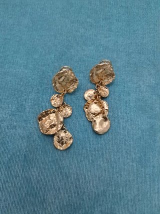 3 collares y pendientes dorados