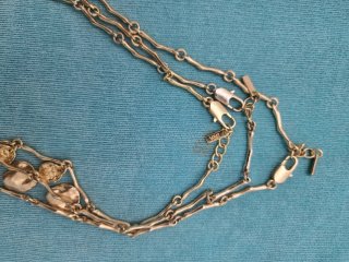 3 collares y pendientes dorados