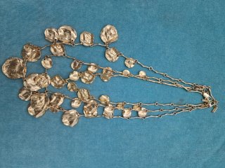 3 collares y pendientes dorados