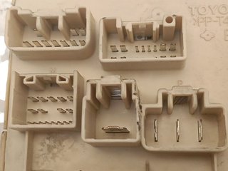 CAJA RELES / FUSIBLES TOYOTA AVENSIS BERLINA (T25