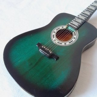 Modellino chitarra acustica verde