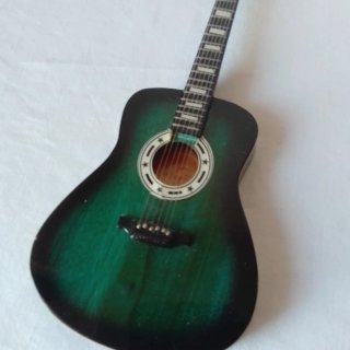 Modellino chitarra acustica verde