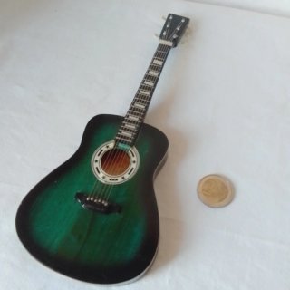 Modellino chitarra acustica verde