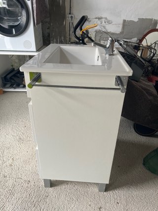 Mueble de baño con lavabo blanco