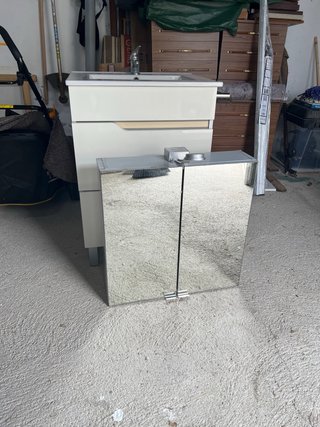 Mueble de baño con lavabo blanco